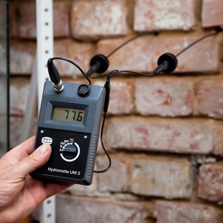 gann elektrody szczotkowe M 25-300 - pomiar w ścianie z przykładowym miernikiem