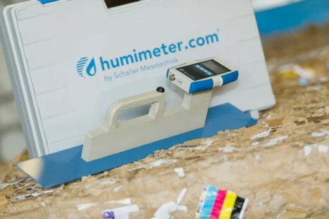 humimeter RP6 w walizce na tle makulatury
