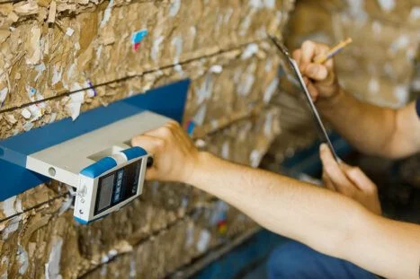 humimeter RP6 dociśnięty do beli makulatury - zbliżenie wyświetlacza i płyty pomiarowej