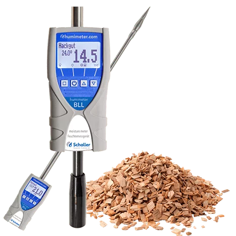 Schaller humimeter BLL z sondą 1 m i odczytem 14,5 % obok zrębki drzewnej