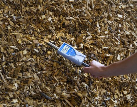humimeter BLL wsunięty w zrębkę z korą - pomiar w pryzmie