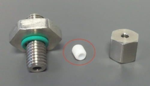 Teflonowy ogranicznik (po środku zdjęcia)