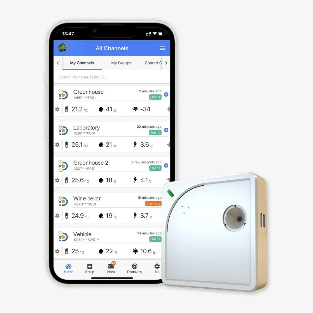 UbiBot WS1 i aplikacja UbiBot na smartfonie z listą kanałów pomiarowych